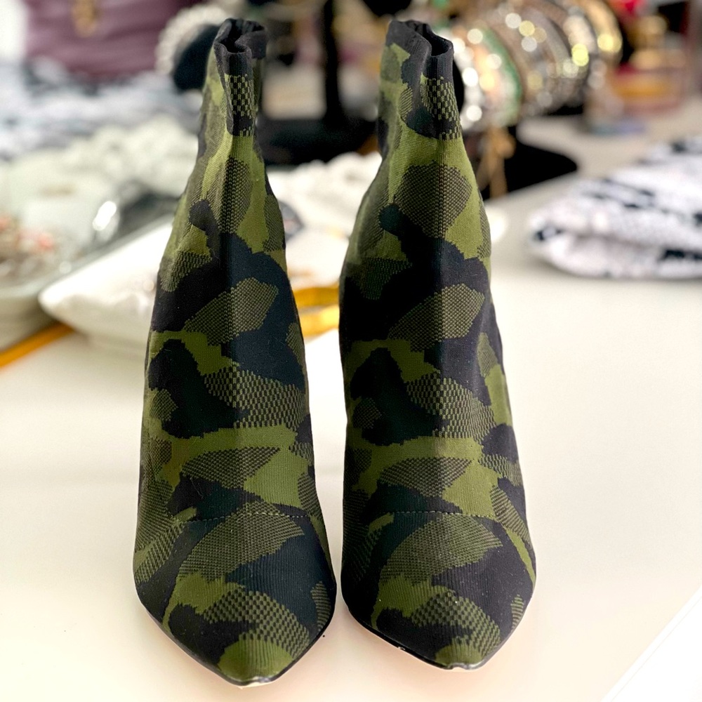 Like New MIA McKinley Camo Print Sock Booties sz 10